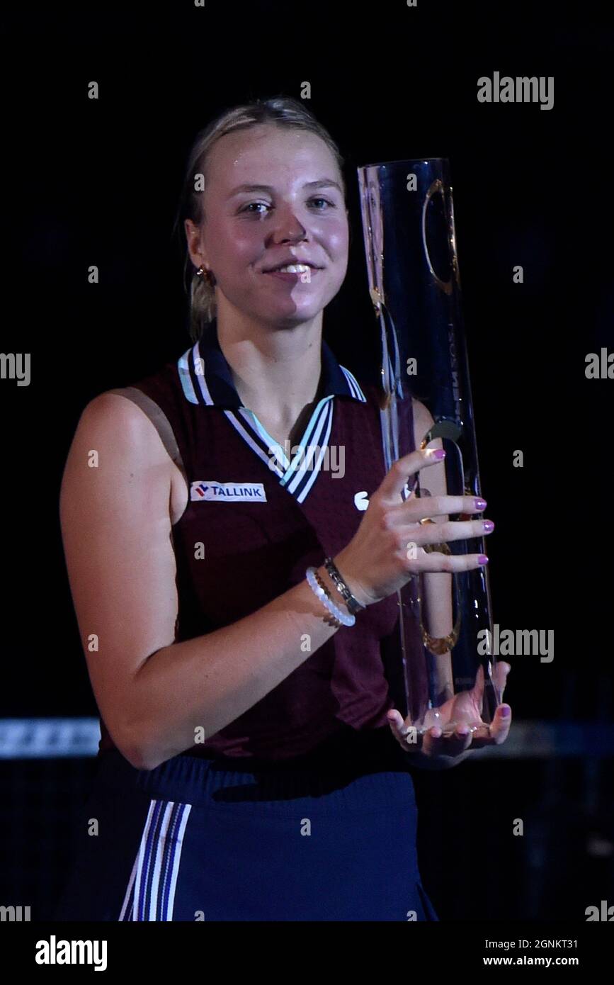 Ostrava, République tchèque. 26 septembre 2021. Anet Kontaveit, d'Estonie, célèbre la victoire après le match final contre Maria Sakkari, de Grèce, lors du tournoi de tennis en salle J&T Banka Ostrava Open 2021 pour femmes WTA à Ostrava, République Tchèque, le 26 septembre 2021. Crédit: Jaroslav Ozana/CTK photo/Alay Live News Banque D'Images