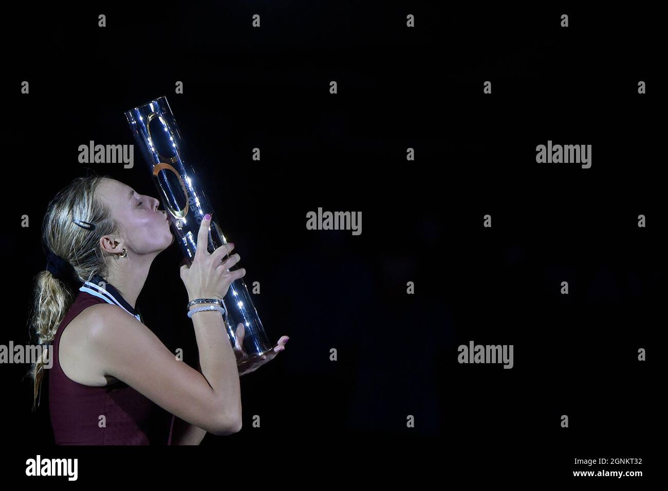 Ostrava, République tchèque. 26 septembre 2021. Anet Kontaveit, d'Estonie, célèbre la victoire après le match final contre Maria Sakkari, de Grèce, lors du tournoi de tennis en salle J&T Banka Ostrava Open 2021 pour femmes WTA à Ostrava, République Tchèque, le 26 septembre 2021. Crédit: Jaroslav Ozana/CTK photo/Alay Live News Banque D'Images