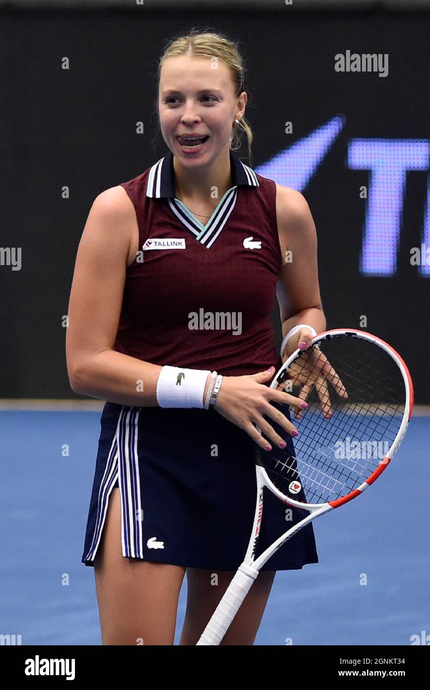Ostrava, République tchèque. 26 septembre 2021. Anet Kontaveit, d'Estonie, célèbre la victoire après le match final contre Maria Sakkari, de Grèce, lors du tournoi de tennis en salle J&T Banka Ostrava Open 2021 pour femmes WTA à Ostrava, République Tchèque, le 26 septembre 2021. Crédit: Jaroslav Ozana/CTK photo/Alay Live News Banque D'Images