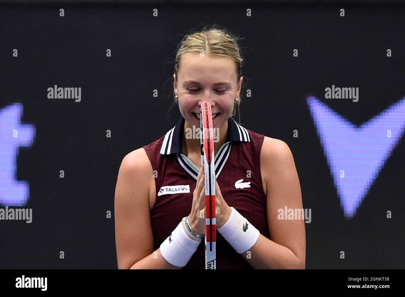 Ostrava, République tchèque. 26 septembre 2021. Anet Kontaveit, d'Estonie, célèbre la victoire après le match final contre Maria Sakkari, de Grèce, lors du tournoi de tennis en salle J&T Banka Ostrava Open 2021 pour femmes WTA à Ostrava, République Tchèque, le 26 septembre 2021. Crédit: Jaroslav Ozana/CTK photo/Alay Live News Banque D'Images