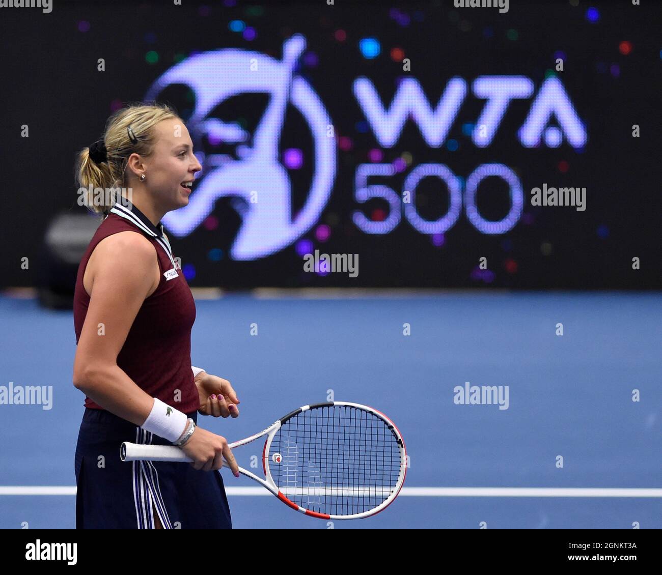 Ostrava, République tchèque. 26 septembre 2021. Anet Kontaveit, d'Estonie, célèbre la victoire après le match final contre Maria Sakkari, de Grèce, lors du tournoi de tennis en salle J&T Banka Ostrava Open 2021 pour femmes WTA à Ostrava, République Tchèque, le 26 septembre 2021. Crédit: Jaroslav Ozana/CTK photo/Alay Live News Banque D'Images