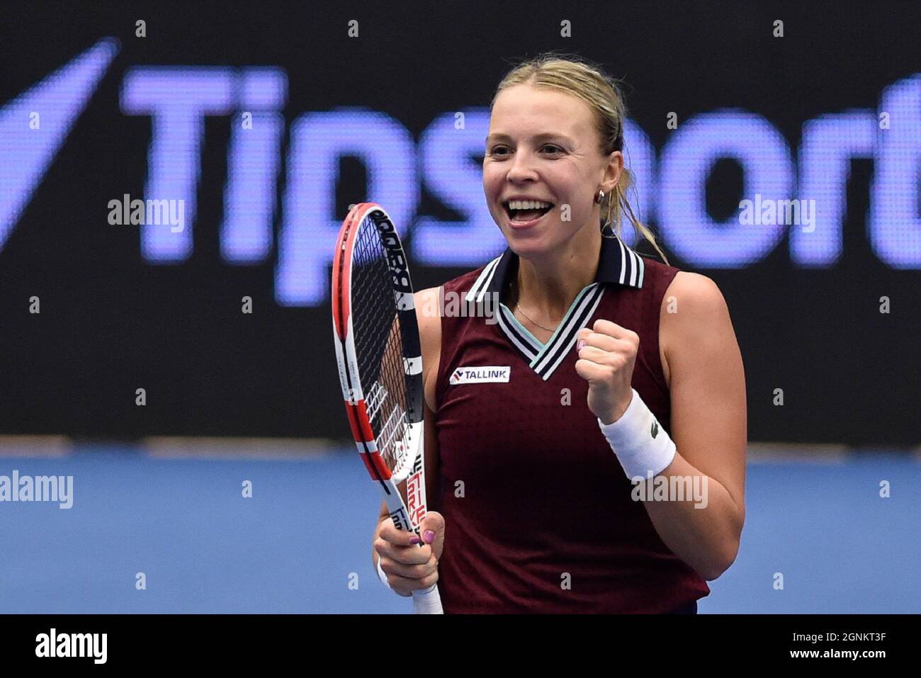 Ostrava, République tchèque. 26 septembre 2021. Anet Kontaveit, d'Estonie, célèbre la victoire après le match final contre Maria Sakkari, de Grèce, lors du tournoi de tennis en salle J&T Banka Ostrava Open 2021 pour femmes WTA à Ostrava, République Tchèque, le 26 septembre 2021. Crédit: Jaroslav Ozana/CTK photo/Alay Live News Banque D'Images