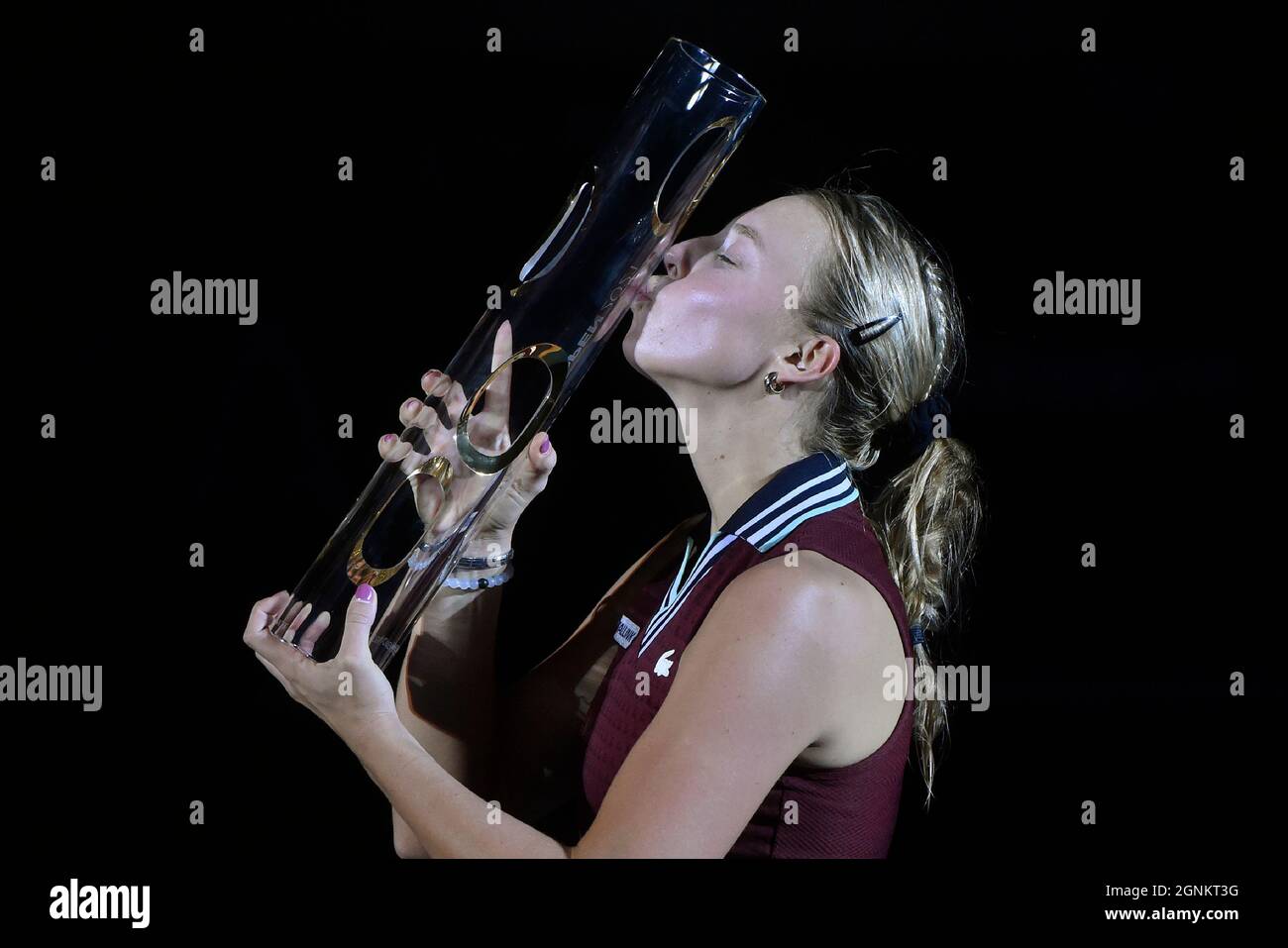 Ostrava, République tchèque. 26 septembre 2021. Anet Kontaveit, d'Estonie, célèbre la victoire après le match final contre Maria Sakkari, de Grèce, lors du tournoi de tennis en salle J&T Banka Ostrava Open 2021 pour femmes WTA à Ostrava, République Tchèque, le 26 septembre 2021. Crédit: Jaroslav Ozana/CTK photo/Alay Live News Banque D'Images