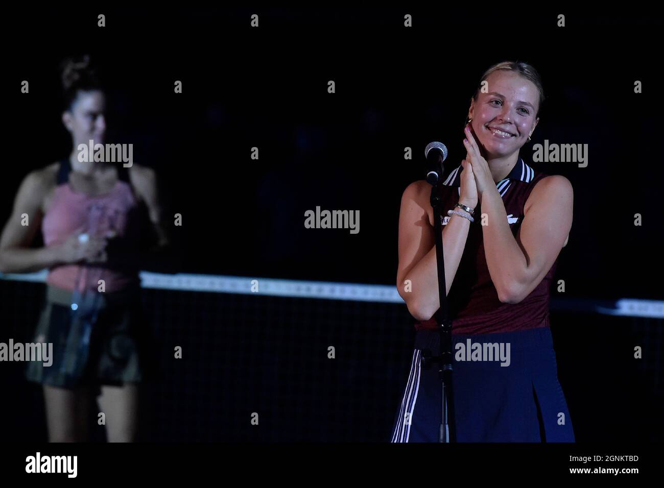 Ostrava, République tchèque. 26 septembre 2021. Anet Kontaveit d'Estonie (à droite) célèbre la victoire après le match final contre Maria Sakkari de Grèce (à gauche) au tournoi de tennis en salle J&T Banka Ostrava Open 2021 pour femmes WTA à Ostrava, République Tchèque, le 26 septembre 2021. Crédit: Jaroslav Ozana/CTK photo/Alay Live News Banque D'Images