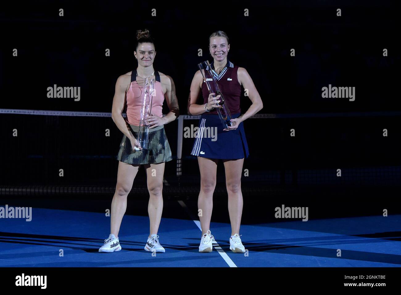 Ostrava, République tchèque. 26 septembre 2021. Anet Kontaveit d'Estonie (à droite) célèbre la victoire après le match final contre Maria Sakkari de Grèce (à gauche) au tournoi de tennis en salle J&T Banka Ostrava Open 2021 pour femmes WTA à Ostrava, République Tchèque, le 26 septembre 2021. Crédit: Jaroslav Ozana/CTK photo/Alay Live News Banque D'Images