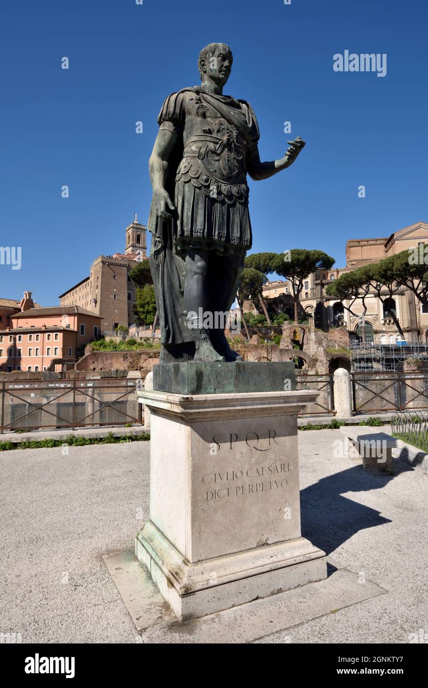 Italie, Rome, statue de Jules César Banque D'Images