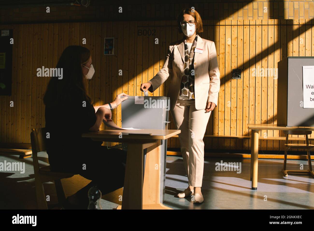 Cologne, Allemagne. 26 septembre 2021. Une femme lance son bulletin de vote dans un bureau de vote à Cologne, en Allemagne, le 26 septembre 2021. Les électeurs allemands ont commencé dimanche à voter pour élire un nouveau Bundestag, ou le Parlement fédéral, sur lequel former un nouveau gouvernement pour les quatre prochaines années et inaugurer l'ère post-Merkel. Credit: Tang Ying/Xinhua/Alay Live News Banque D'Images