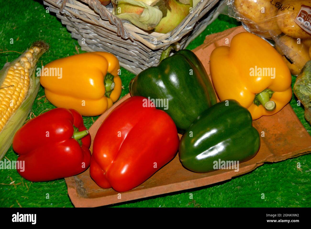 Fruits et légumes exposés à un service du Harvest Festival Banque D'Images