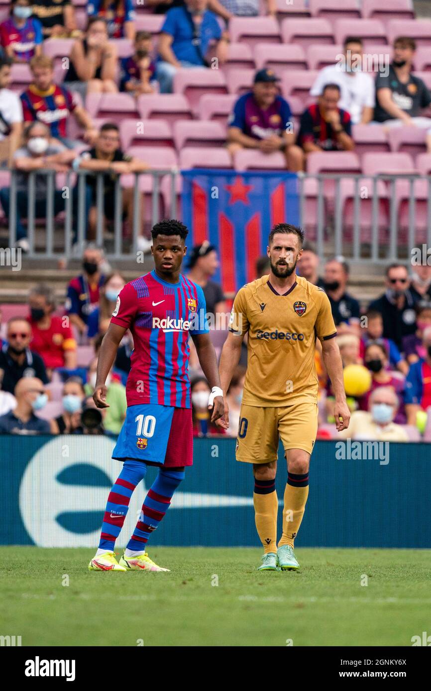 ESPAGNE-FOOTBALL-LA LIGA SANTANDER-FCB VS LEVANTE UD. Joueur du FC Barcelone (10) Ansu Fati et (20) Jorge Miramón lors du match de la Liga Santander entre le FC Barcelone et Levante UD à Camp Nou, Barcelone, Espagne, le 26 septembre 2021. © Joan Gosa 2021 Banque D'Images