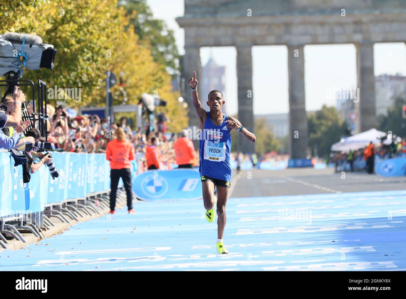 09/26/2021, Berlin, Allemagne, Bethwel Yegon après la finale.Guye Adola d'Ethiopie remporte le 47e Marathon de Berlin en 2:05:45 heures. La deuxième place est allée au Kenya Bethwel Yegon avec 2:06:14 heures et la troisième place a été remportée par le favori Kenenisa Bekele avec 02:06:47 heures. Banque D'Images
