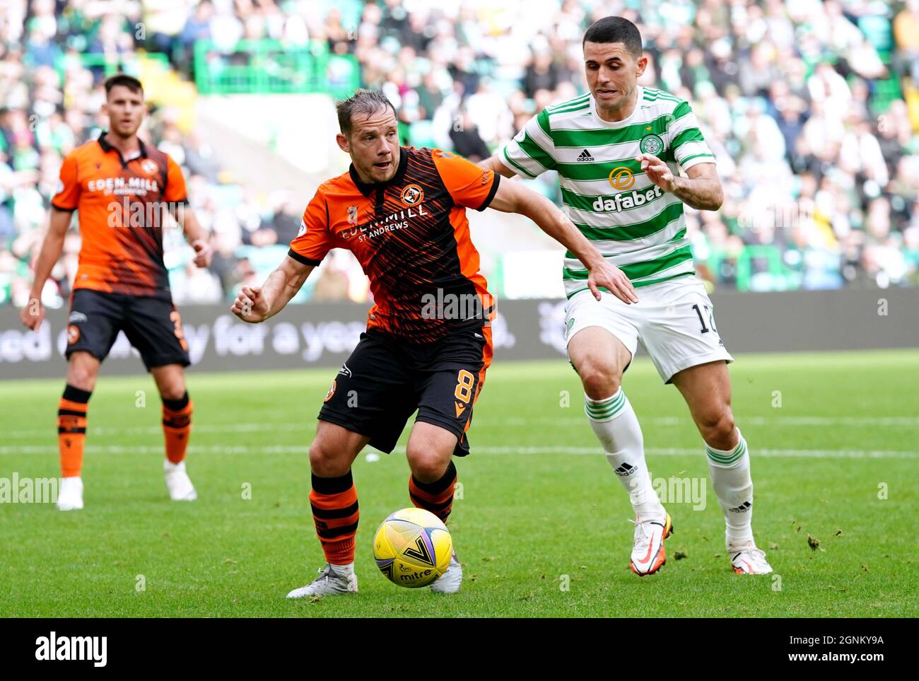 Peter Pawlett (à gauche) de Dundee United et Tom Rogic du Celtic se battent pour le ballon lors du match cinch Premiership au Celtic Park, Glasgow. Date de la photo: Dimanche 26 septembre 2021. Banque D'Images