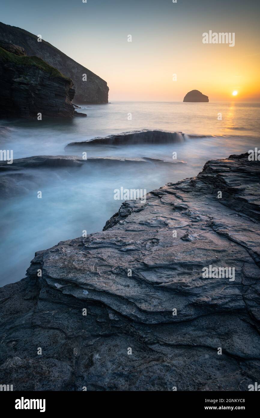Spectaculaire côte de Cornouailles au lever du soleil avec des falaises escarpées et une mer lisse Banque D'Images Spectaculaire côte de Cornouailles au lever du soleil avec des falaises escarpées et une mer lisse Banque D'Images
