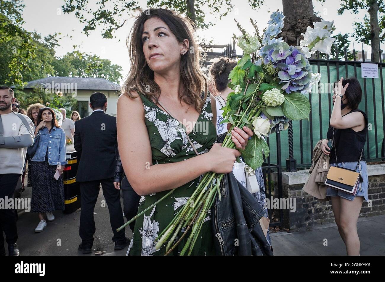 Londres, Royaume-Uni. 26 septembre 2021. Vente de l'usine de Chelsea Flower Show. Les bonnes affaires sont rapidement reportées le dernier jour du RHS Chelsea Flower Show, qui voit de nombreux exposants vendre leurs usines au public à des prix réduits. Credit: Guy Corbishley/Alamy Live News Banque D'Images