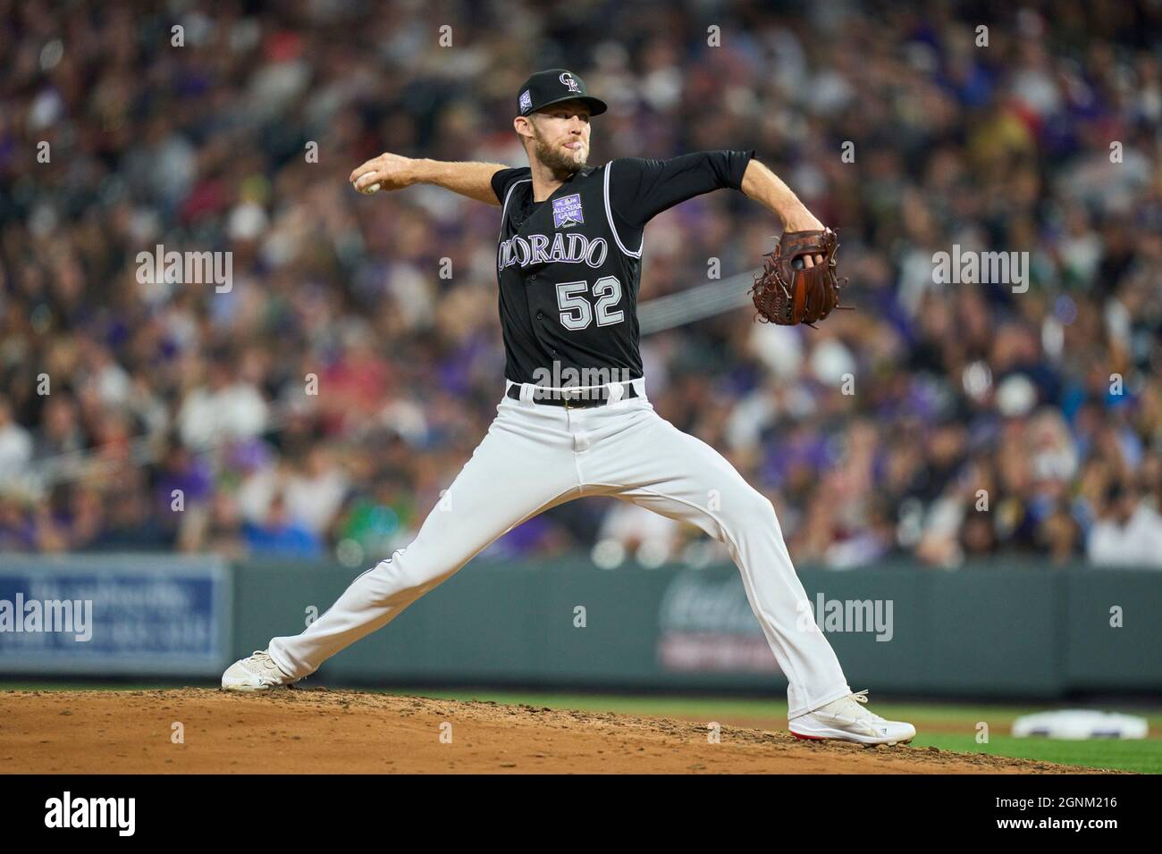 Denver CO, États-Unis. 25 septembre 2021. Le pichet du Colorado (52) lance un terrain pendant le match avec les Giants de San Francisco et les Rocheuses du Colorado tenues à Coors Field dans Denver Co. David Seelig/Cal Sport Medi. Crédit : csm/Alay Live News Banque D'Images
