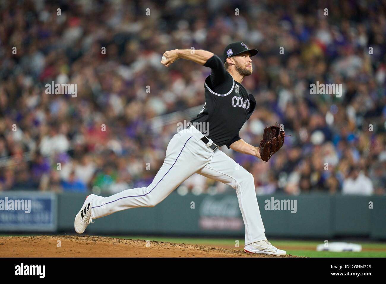 Denver CO, États-Unis. 25 septembre 2021. Le pichet du Colorado (52) lance un terrain pendant le match avec les Giants de San Francisco et les Rocheuses du Colorado tenues à Coors Field dans Denver Co. David Seelig/Cal Sport Medi. Crédit : csm/Alay Live News Banque D'Images