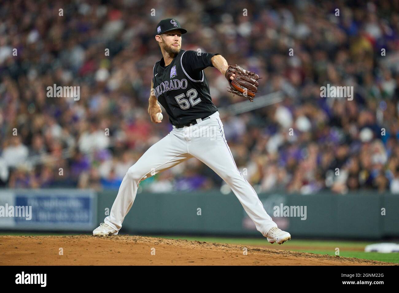 Denver CO, États-Unis. 25 septembre 2021. Le pichet du Colorado (52) lance un terrain pendant le match avec les Giants de San Francisco et les Rocheuses du Colorado tenues à Coors Field dans Denver Co. David Seelig/Cal Sport Medi. Crédit : csm/Alay Live News Banque D'Images