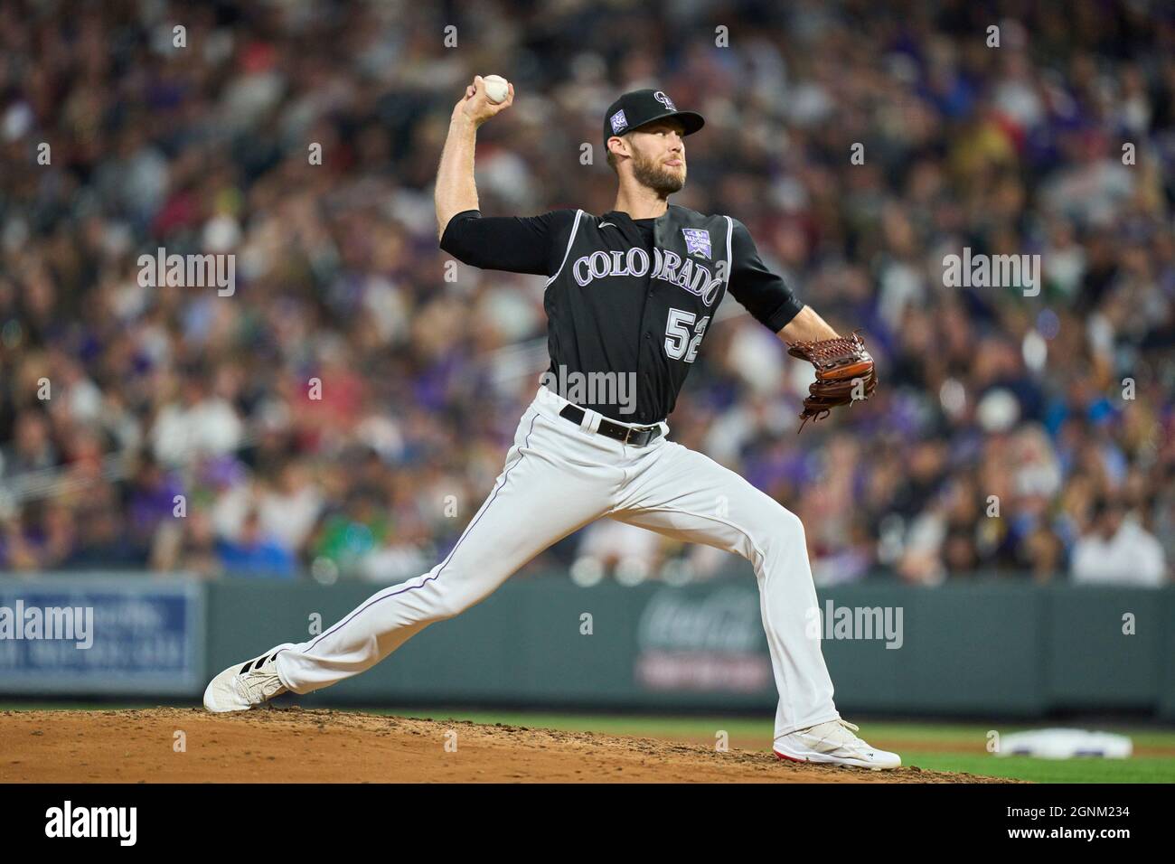 Denver CO, États-Unis. 25 septembre 2021. Le pichet du Colorado (52) lance un terrain pendant le match avec les Giants de San Francisco et les Rocheuses du Colorado tenues à Coors Field dans Denver Co. David Seelig/Cal Sport Medi. Crédit : csm/Alay Live News Banque D'Images