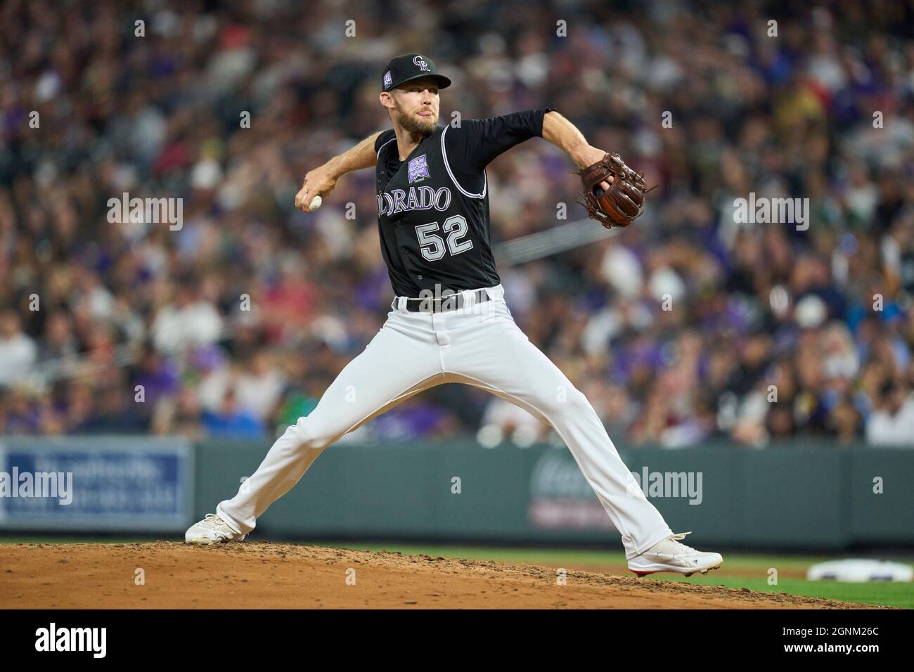 Denver CO, États-Unis. 25 septembre 2021. Le pichet du Colorado (52) lance un terrain pendant le match avec les Giants de San Francisco et les Rocheuses du Colorado tenues à Coors Field dans Denver Co. David Seelig/Cal Sport Medi. Crédit : csm/Alay Live News Banque D'Images