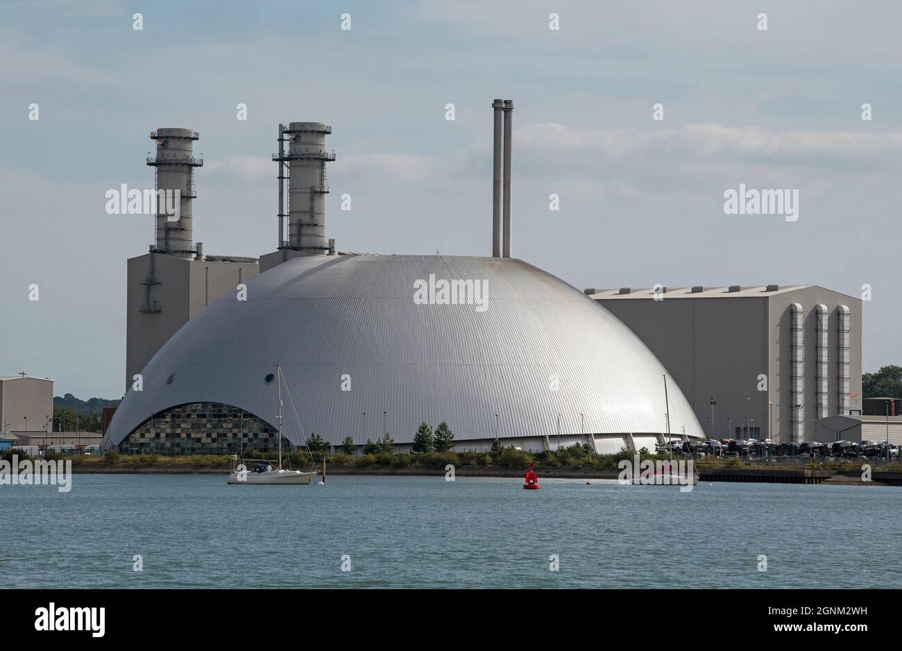 Southampton, Angleterre, Royaume-Uni. 2021. Usine ERF Marchwood qui produit de l'électricité à partir de déchets non recyclables dans l'estuaire de Southampton Water, Royaume-Uni Banque D'Images