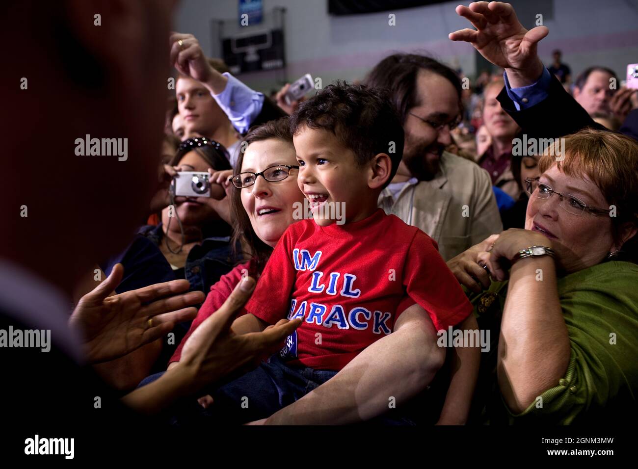 Le président Barack Obama accueille un garçon, dont le prénom est également Barack, à la suite des remarques du président sur les soins de santé à l'Université de l'Iowa Field House à Iowa City, Iowa, le 25 mars 2010. Le président a parlé de la réforme de l'assurance-maladie et de son impact sur les familles et les petites entreprises. (Photo officielle de la Maison Blanche par Pete Souza) cette photo officielle de la Maison Blanche est disponible uniquement pour publication par les organismes de presse et/ou pour impression personnelle par le(s) sujet(s) de la photo. La photographie ne peut pas être manipulée de quelque manière que ce soit et ne peut pas être utilisée à des fins commerciales Banque D'Images