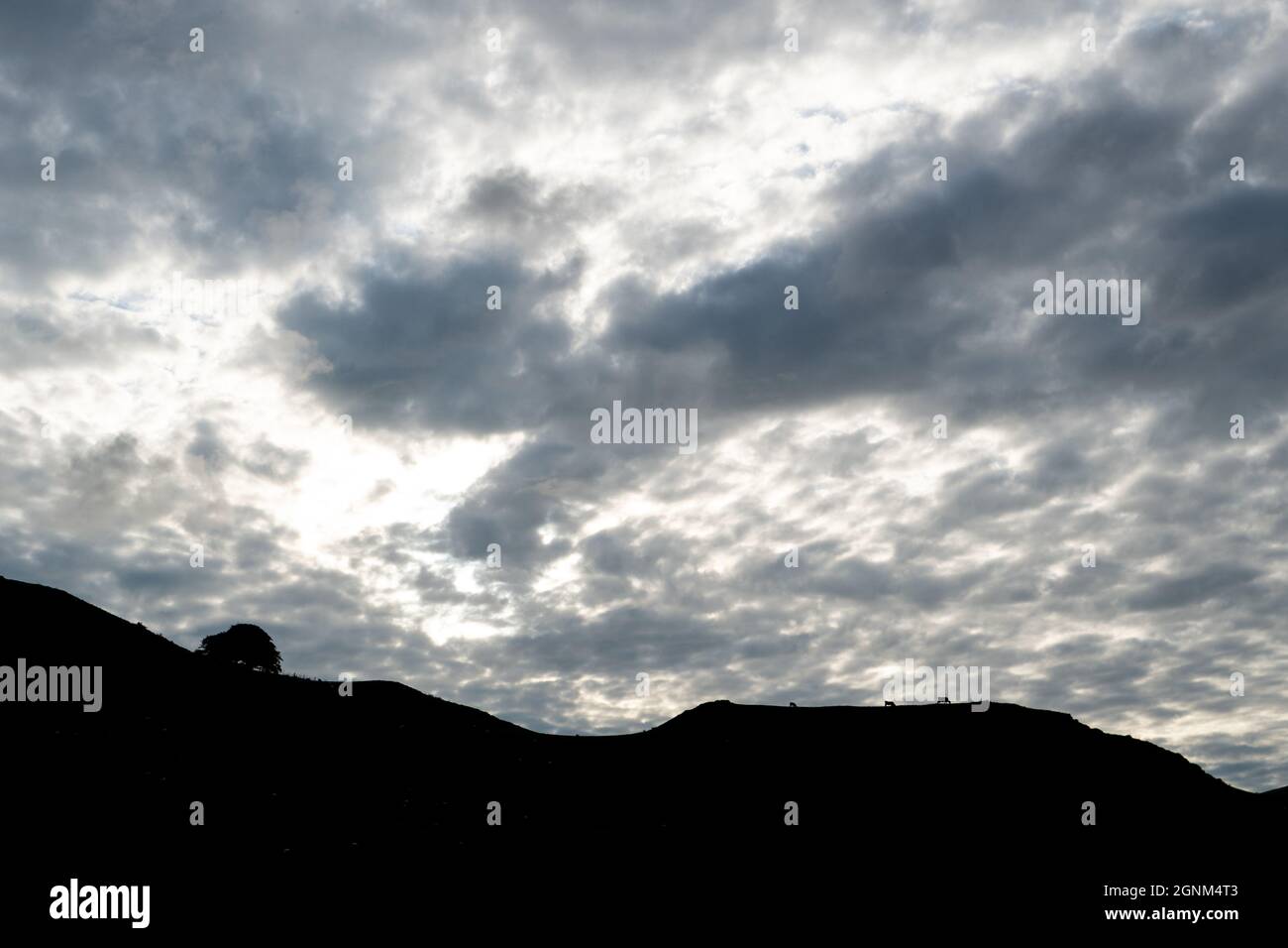 Ciel nuageux spectaculaire au-dessus des collines galloises silhouettes au crépuscule Banque D'Images