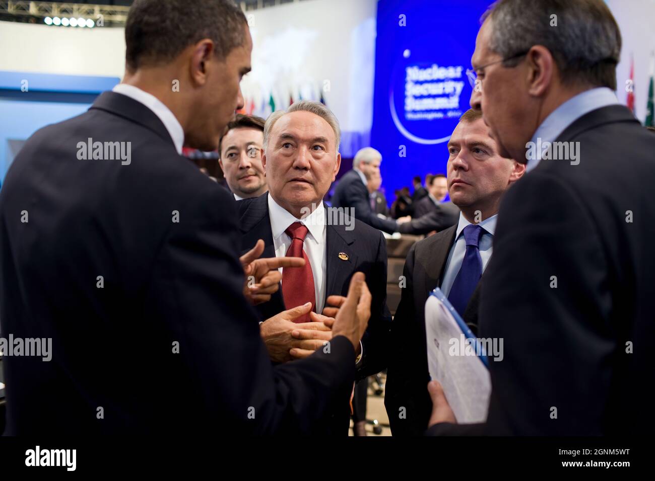 Le président Barack Obama s'est prononcé, de gauche à droite, avec le président du Kazakhstan, M. Nursultan Nazarbayev, le président russe, M. Dmitry Medvedev, et le ministre russe des Affaires étrangères, M. Sergei Lavrov, lors de la deuxième séance plénière du Sommet sur la sécurité nucléaire au Centre de congrès Walter E. Washington, D.C., le 13 avril 2010. (Photo officielle de la Maison Blanche par Pete Souza) cette photo officielle de la Maison Blanche est disponible uniquement pour publication par les organismes de presse et/ou pour impression personnelle par le(s) sujet(s) de la photo. La photographie ne peut pas être manipulée de quelque manière que ce soit et ne peut pas l'être Banque D'Images