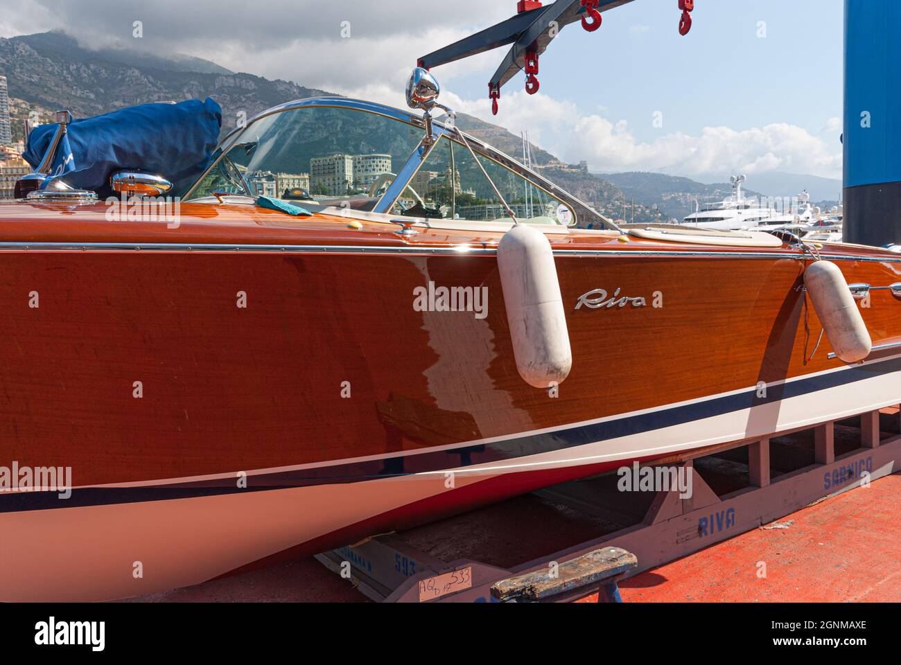 Monaco, Monaco - juillet 09 2008 : un bateau Riva classique sur terre Banque D'Images