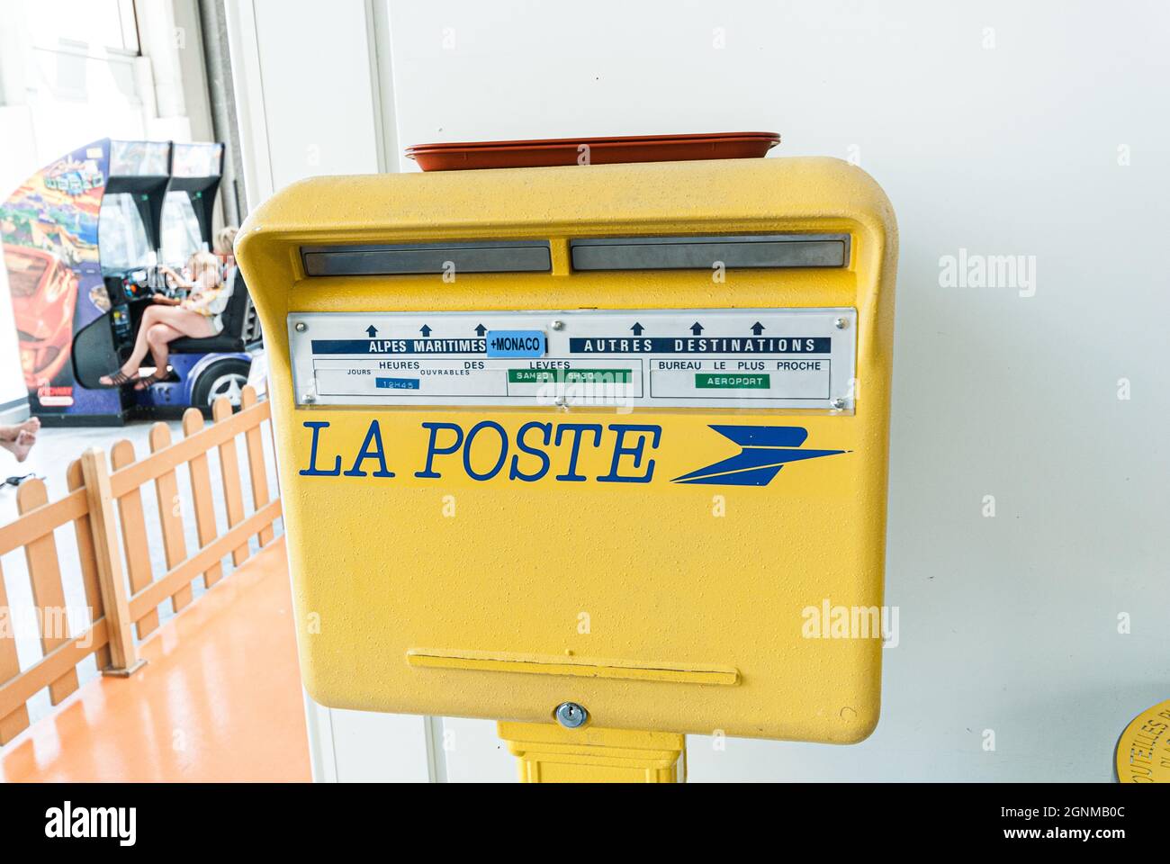 Boîte aux lettres jaune français Banque de photographies et d'images à  haute résolution - Alamy