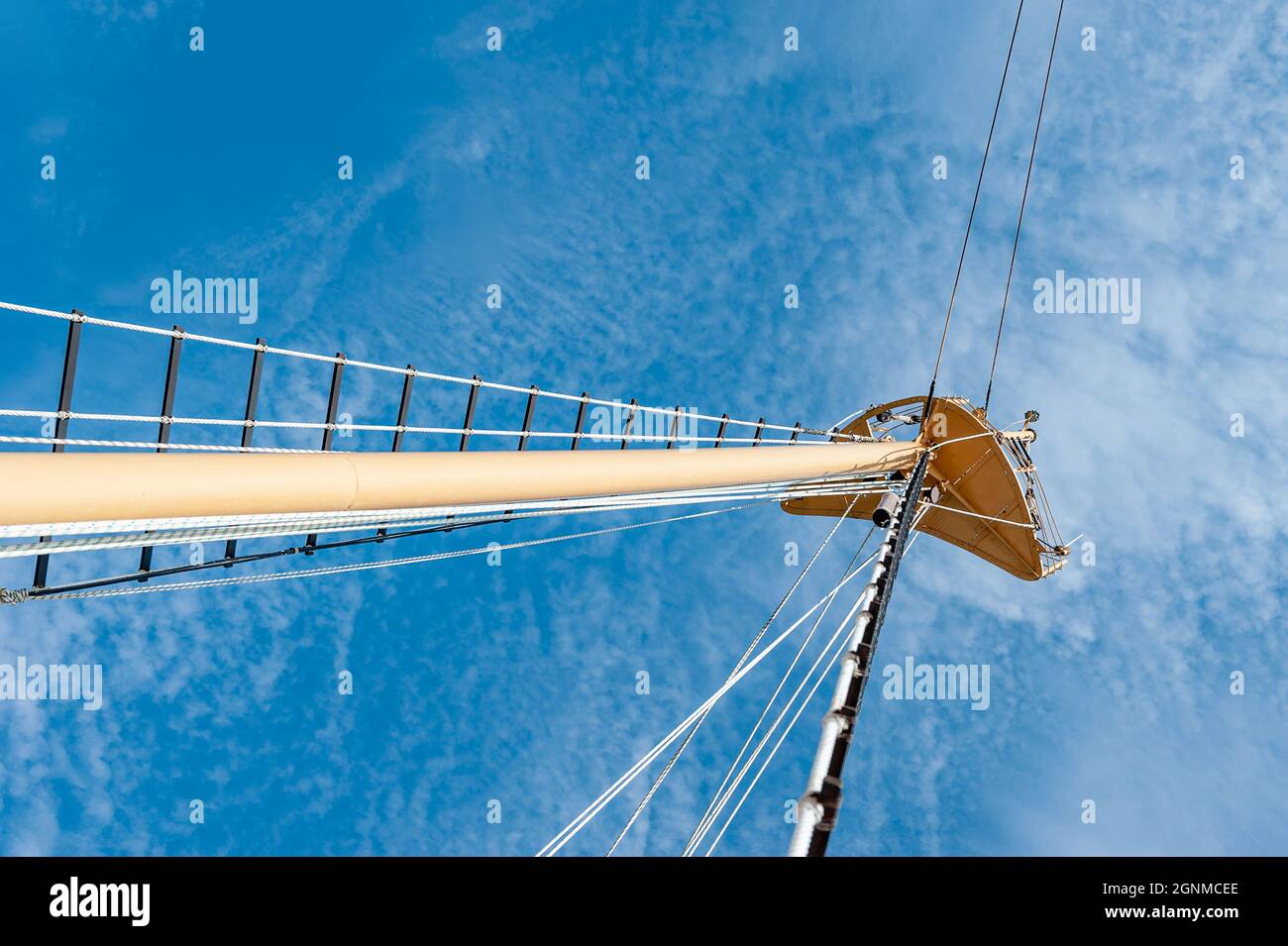 Détails d'un voilier en bois historique contre un ciel sans nuages. Une poulie avec les cordes d'un bateau à voile classique et un fond bleu ciel Banque D'Images