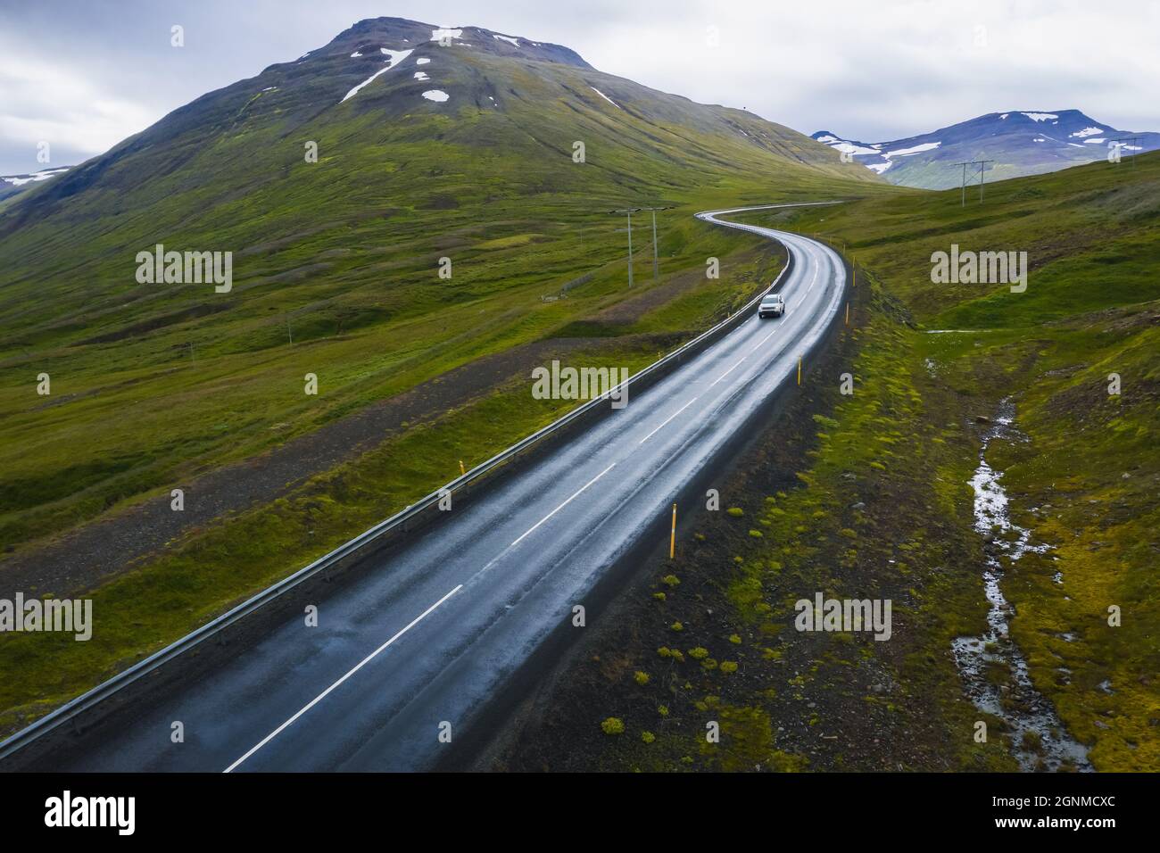 Voiture solitaire sur une belle route reculée, voyage en arrière-plan, paysage aérien panoramique de l'Islande Banque D'Images
