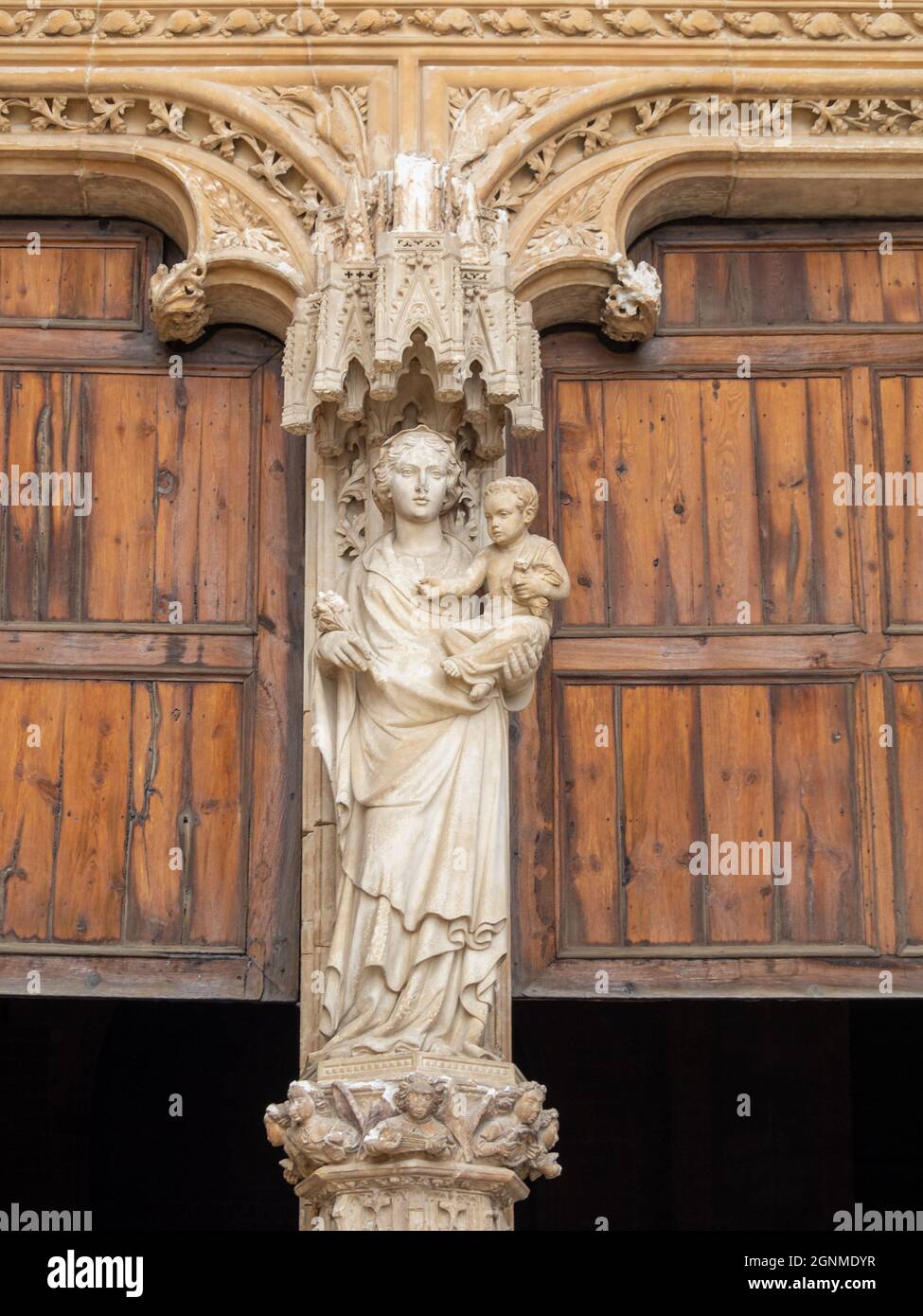 Statue de la Vierge à l'enfant de Trumeau depuis le portail de la cathédrale de Majorque Banque D'Images