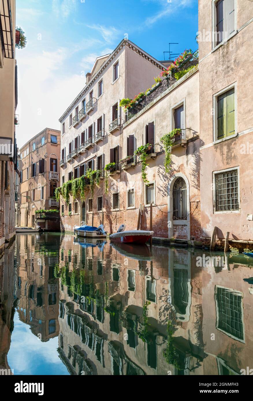 Vue sur le Rio dei Frari et le Rio tera' dei Nomboli. Voies d'eau caractéristiques de Venise appelé Rio Banque D'Images