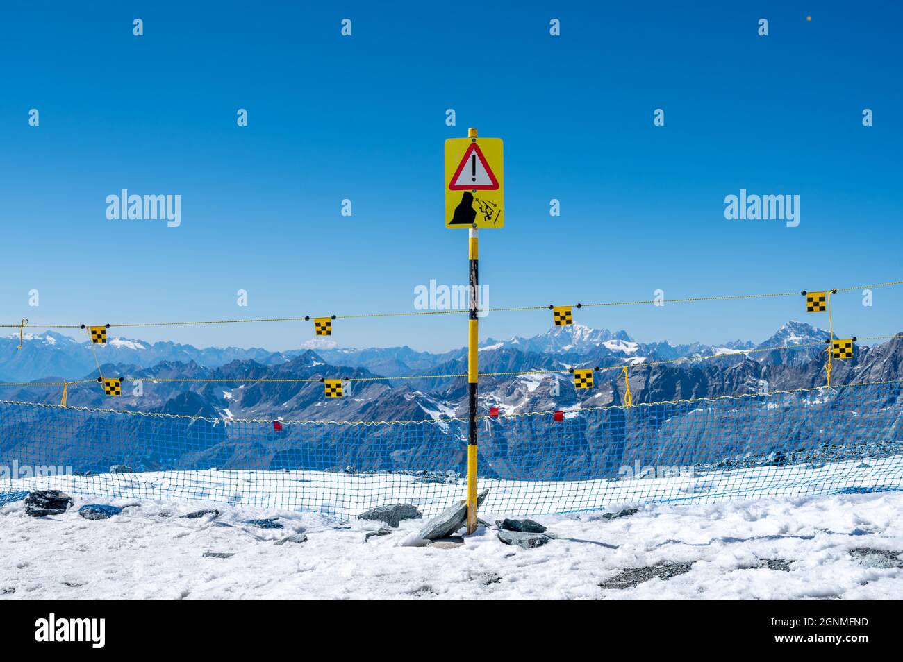 Signe d'avertissement de chute de ski possible de la montagne. Accident. Banque D'Images