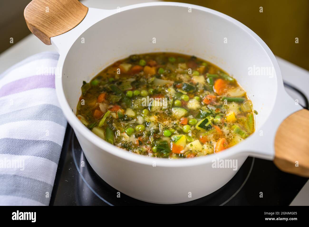 Gros plan de la soupe de légumes chauds minestrone dans une casserole Banque D'Images