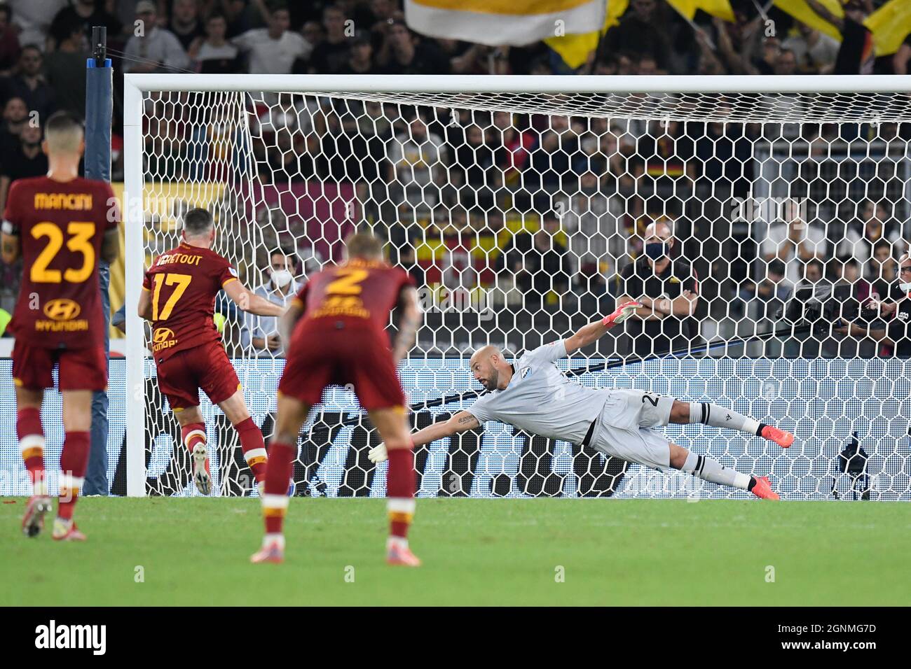 Stadio Olimpico, Rome, Italie. 26 septembre 2021. Italian Serie A football, SS Lazio versus AS Roma; Jordan Veretout of AS roma marque le but de coup de pénalité pour 3-2 en minute 70 crédit: Action plus Sports/Alay Live News Banque D'Images