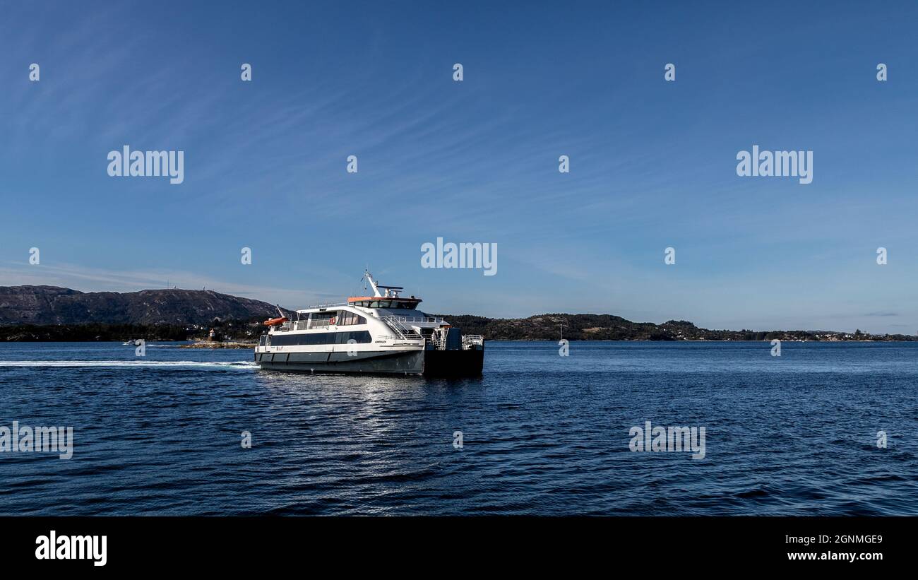 Catamaran passager à grande vitesse Admiralen à Raunefjorden, en dehors de Bergen, Norvège. Arrivée au quai de Flesland Banque D'Images
