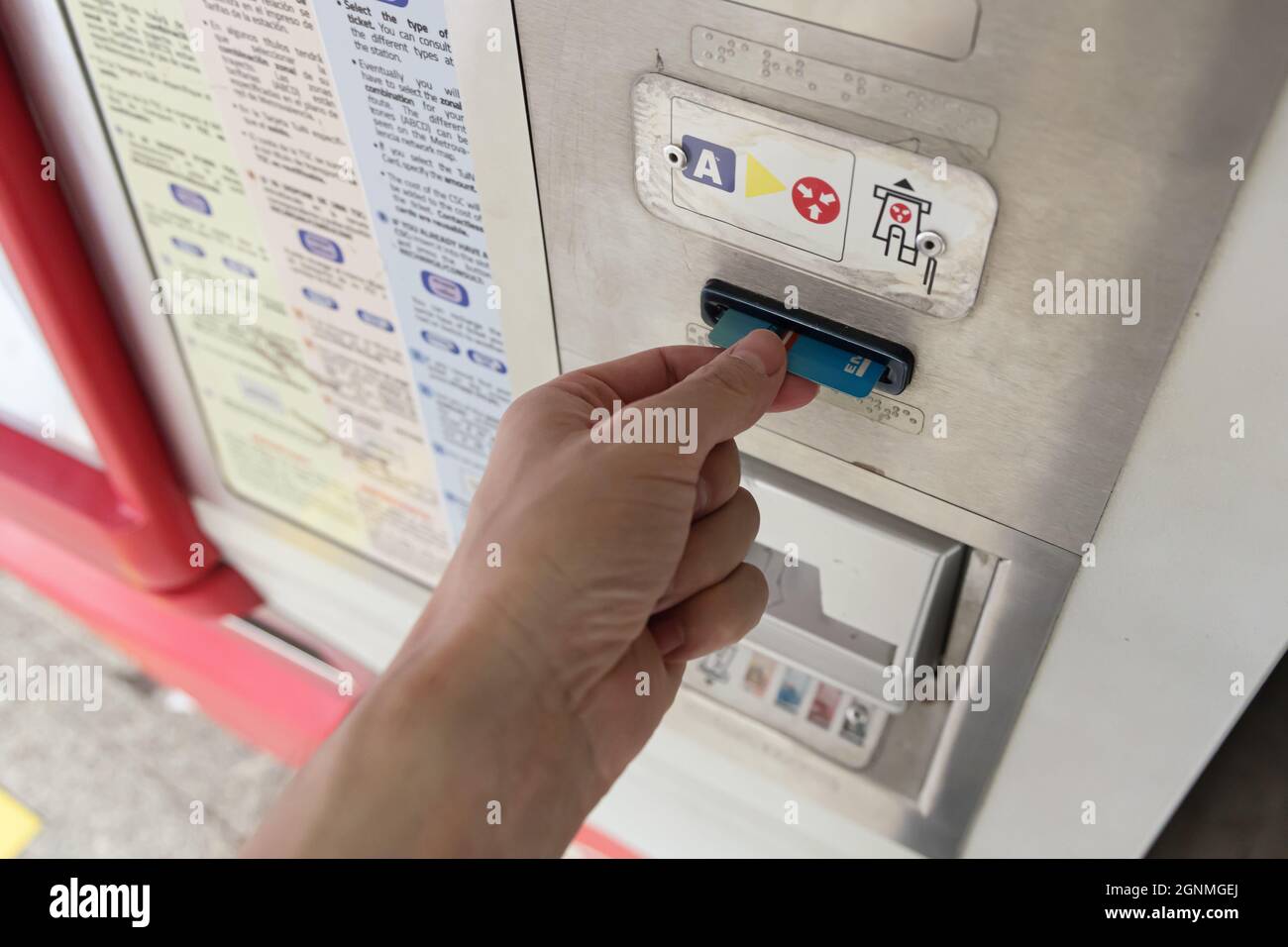 VALENCE, ESPAGNE - 25 SEPTEMBRE 2021 : main masculine utilisant une carte à puce à la station de métro Banque D'Images
