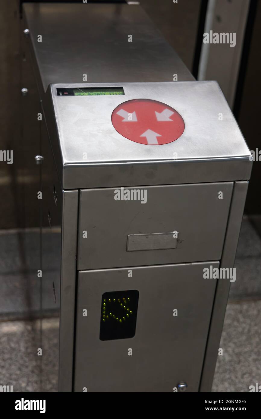 VALENCE, ESPAGNE - 25 SEPTEMBRE 2021 : station de métro avec barrières automatiques de contrôle des billets Banque D'Images