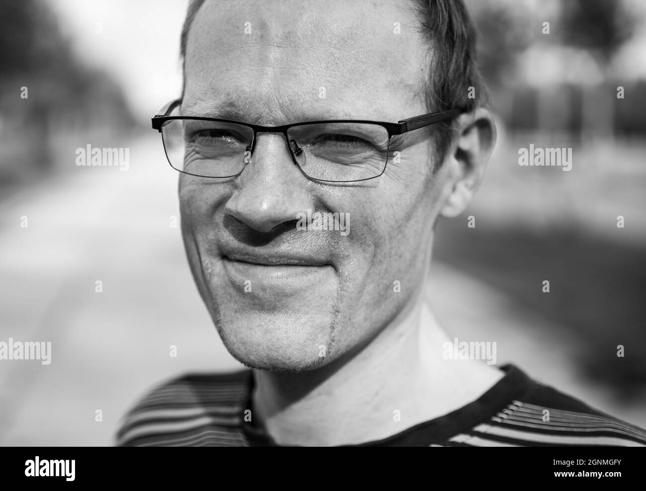 Louvain, région du Brabant flamand, Belgique - 09 22 2021: Photo à la tête en noir et blanc d'un homme de quarante ans avec barbe Banque D'Images