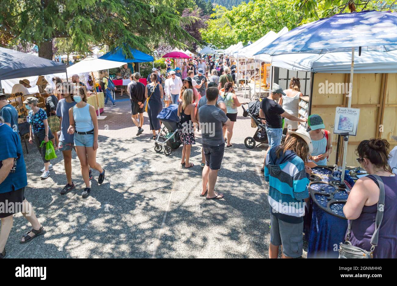 Port de Fulford Saltspring Island BC , Canada- le 10 juillet 2021 : les acheteurs naviguent pour trouver des marchandises sur le marché populaire des fermiers du samedi au port de Fulford Banque D'Images