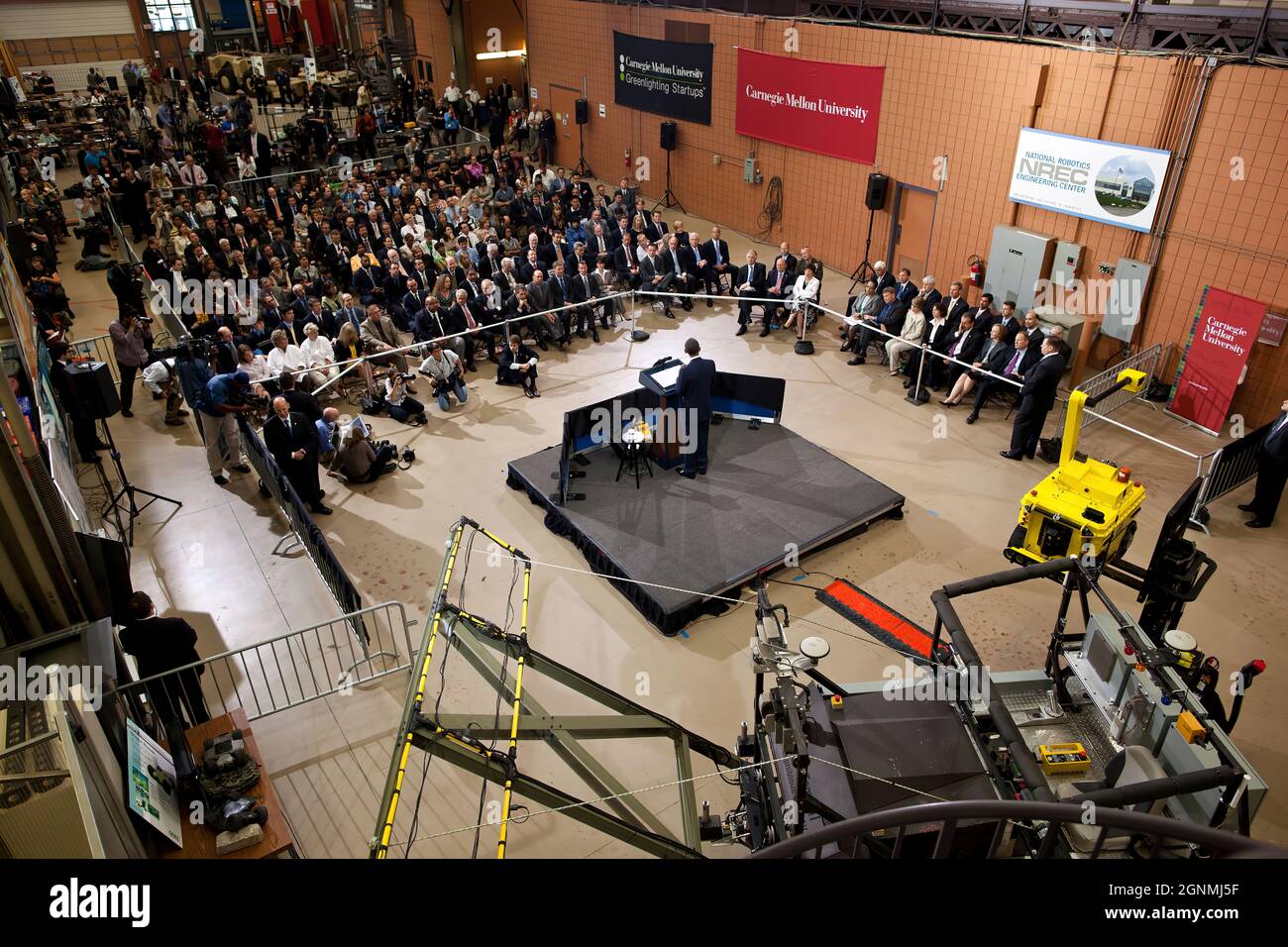 Le président Barack Obama fait des remarques à la suite d'une visite du National Robotics Engineering Center de l'Université Carnegie Mellon à Pittsburgh, Pennsylvanie, le 24 juin 2011. (Photo officielle de la Maison Blanche par Pete Souza) cette photo officielle de la Maison Blanche est disponible uniquement pour publication par les organismes de presse et/ou pour impression personnelle par le(s) sujet(s) de la photo. La photographie ne peut être manipulée d'aucune manière et ne peut pas être utilisée dans des documents commerciaux ou politiques, des publicités, des courriels, des produits, des promotions qui, de quelque manière que ce soit, suggèrent l'approbation ou l'approbation du Président Banque D'Images