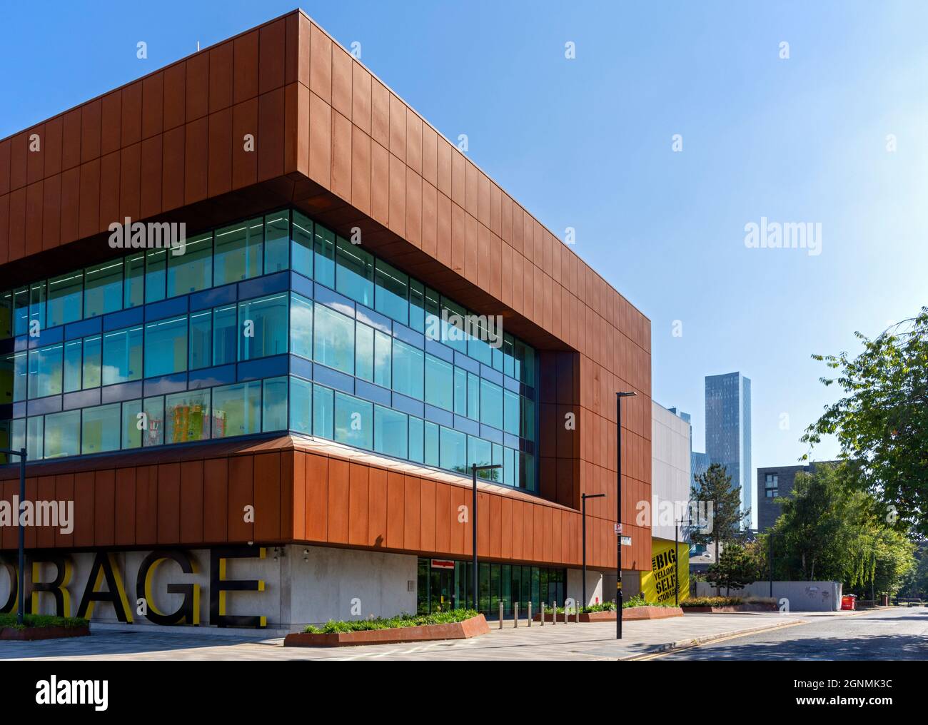 Big Yellow Storage Company et l'un des quatre immeubles d'appartements de Deansgate Square, Manchester, Angleterre, Royaume-Uni. Banque D'Images