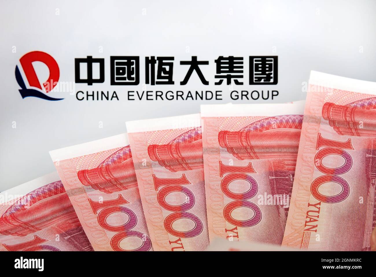 Billets de banque en yuan et logo du Groupe China Evergrande flou. Mise au point sélective. Concept. Stafford, Royaume-Uni, 26 septembre 2021. Banque D'Images