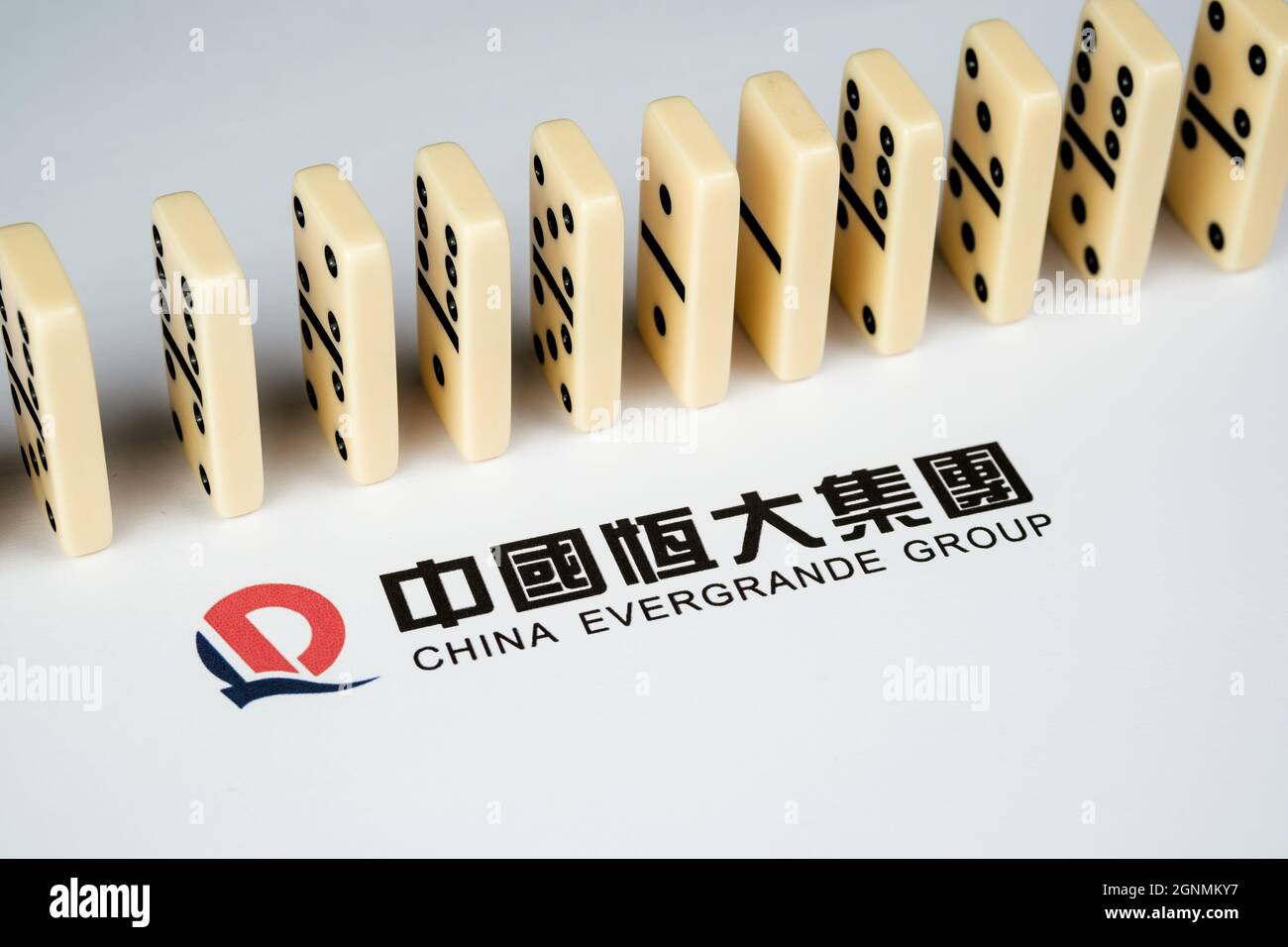 Domino Blocks et logo du Groupe China Evergrande flou. Concept. Stafford, Royaume-Uni, 26 septembre 2021. Banque D'Images