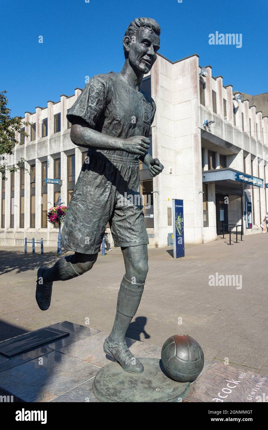 Statue du footballeur Bertie Peacock, The Diamond, Coleraine (Cuil Rathain), Comté de Derry, Irlande du Nord, Royaume-Uni Banque D'Images