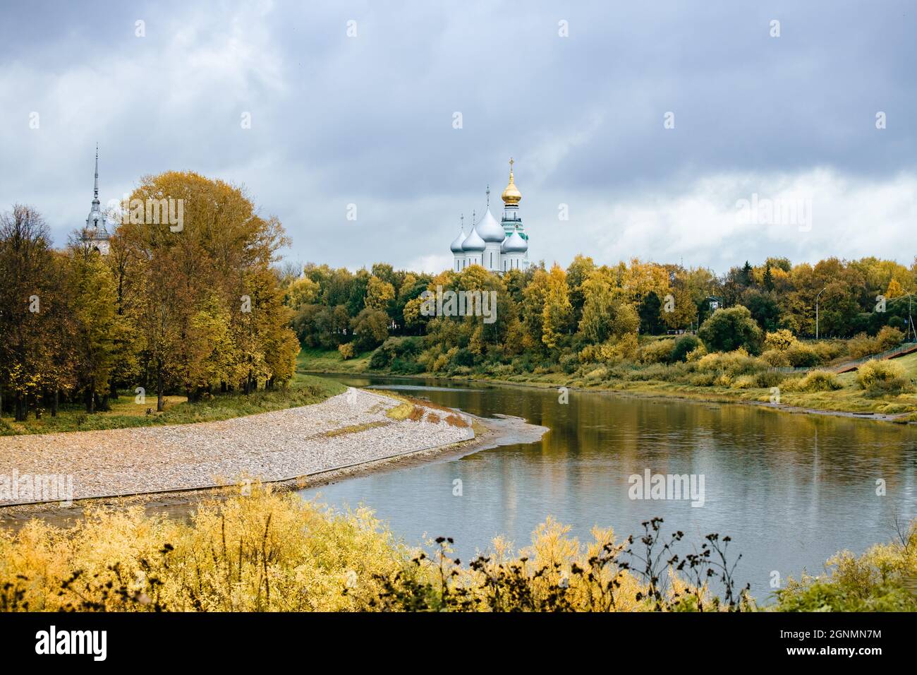Vue d'automne sur le paysage de Vologda. Église et Cathédrale. Vue sur l'architecture orthodoxe de la Russie et la rive de la rivière Banque D'Images