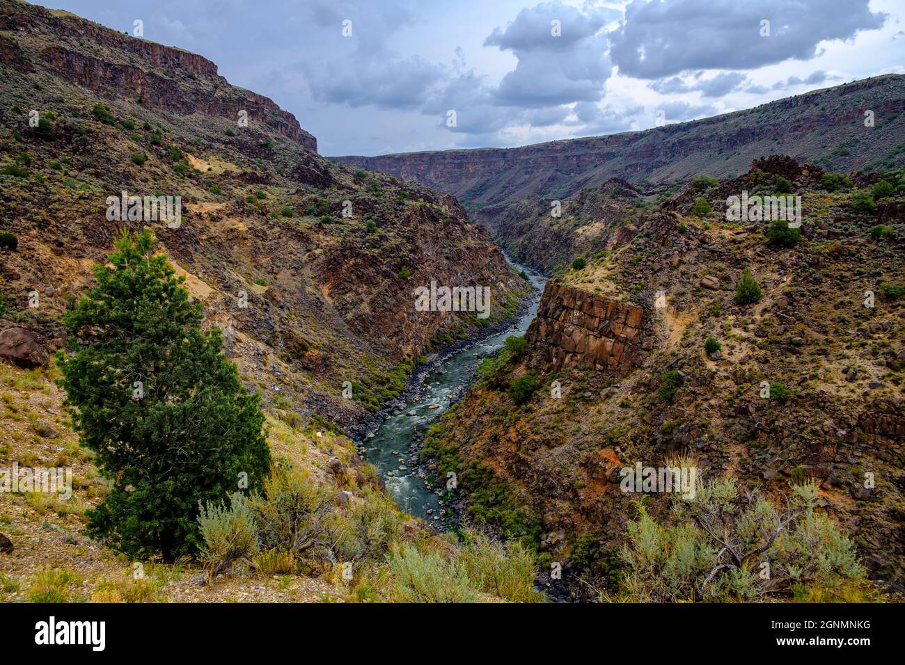 Vue imprenable sur la gorge du Rio Grande au Nouveau-Mexique, alors qu'une tempête s'élève au loin Banque D'Images