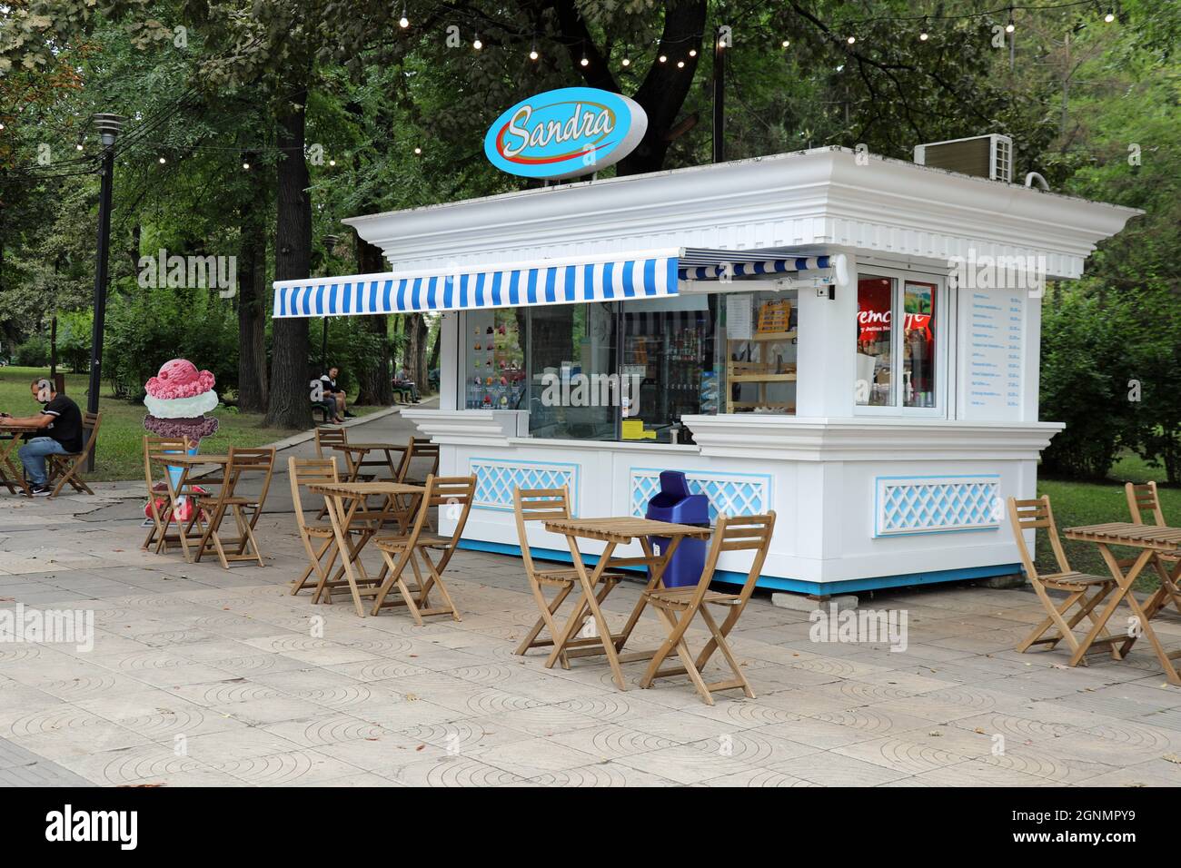 Café dans le parc à Chisinau Banque D'Images