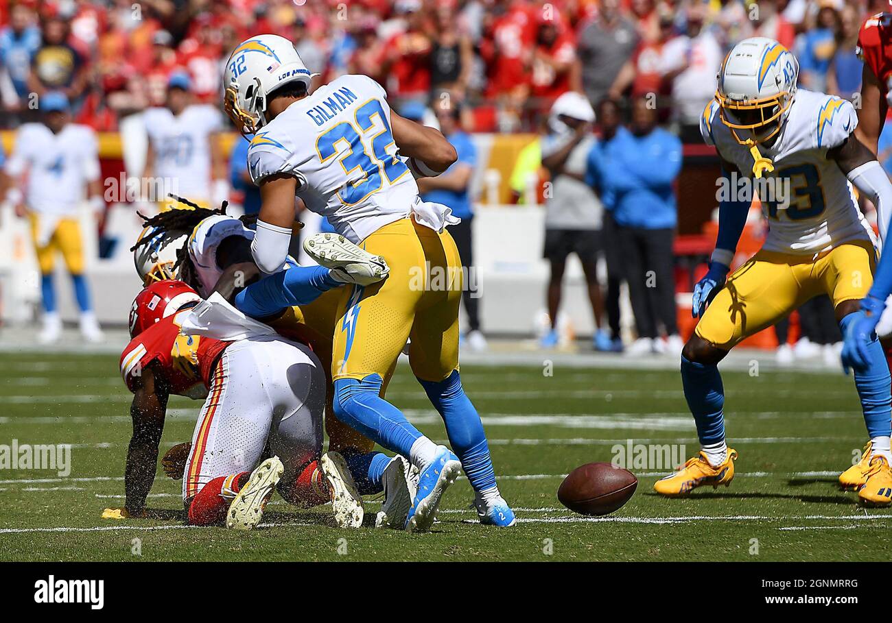 Kansas City, États-Unis. 26 septembre 2021. Le grand receveur Tireek Hill des chefs de Kansas City était sur le terrain après que le dos défensif des Chargers de Los Angeles Tevaughn Campbell a fait sortir le ballon de ses mains, Qui a ensuite été repris par le cornerback de Chargers Michael Davis dans le premier trimestre à GEHA Field au stade Arrowhead, le dimanche 26 septembre 2021 à Kansas City, Missouri. (Photo de Jill Toyoshiba/The Kansas City Star/TNS/Sipa USA) crédit: SIPA USA/Alay Live News Banque D'Images