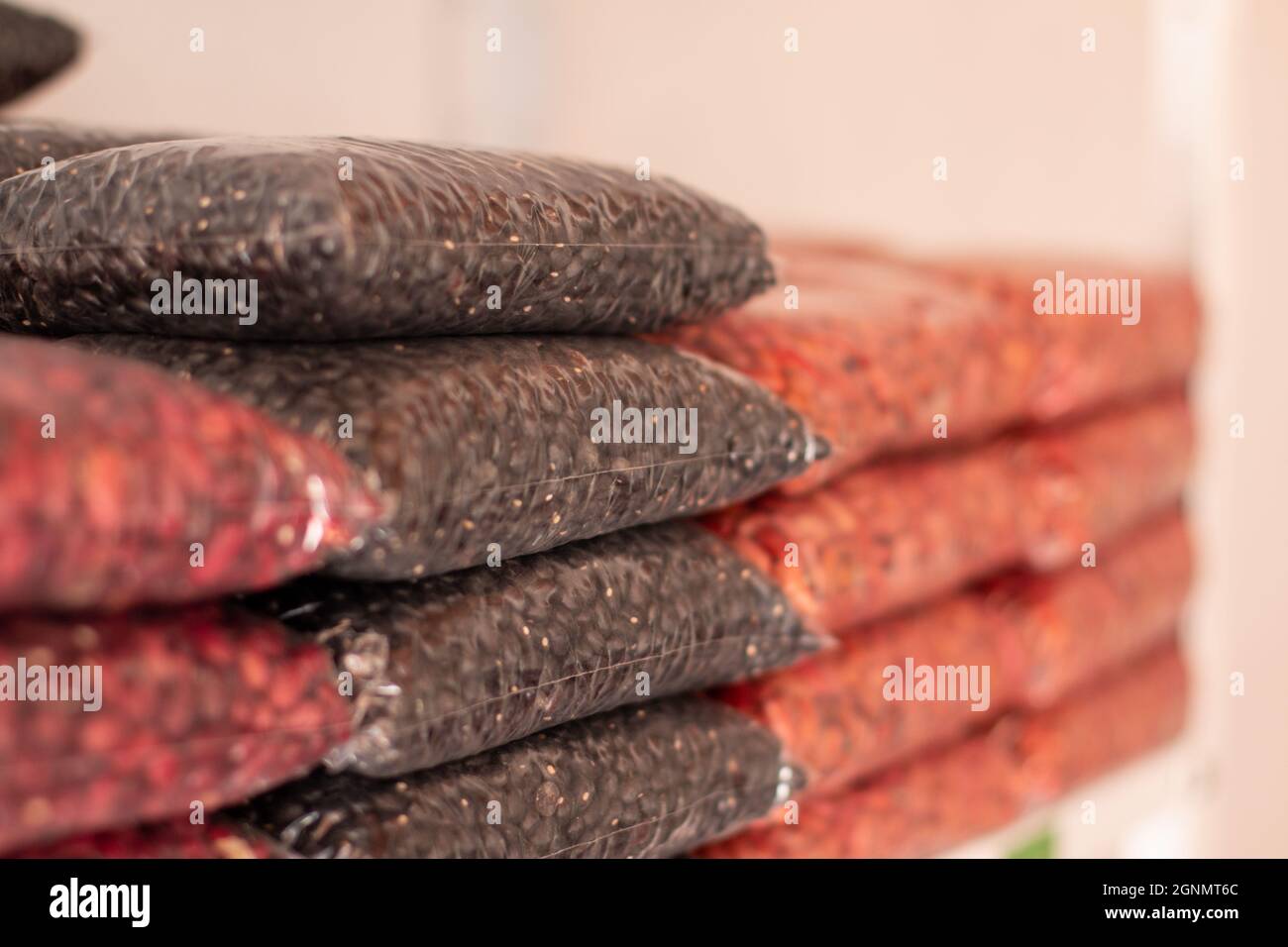 Haricots. Haricots rouges, noirs et roses. Sacs à grains transparents sur la tablette. Banque D'Images